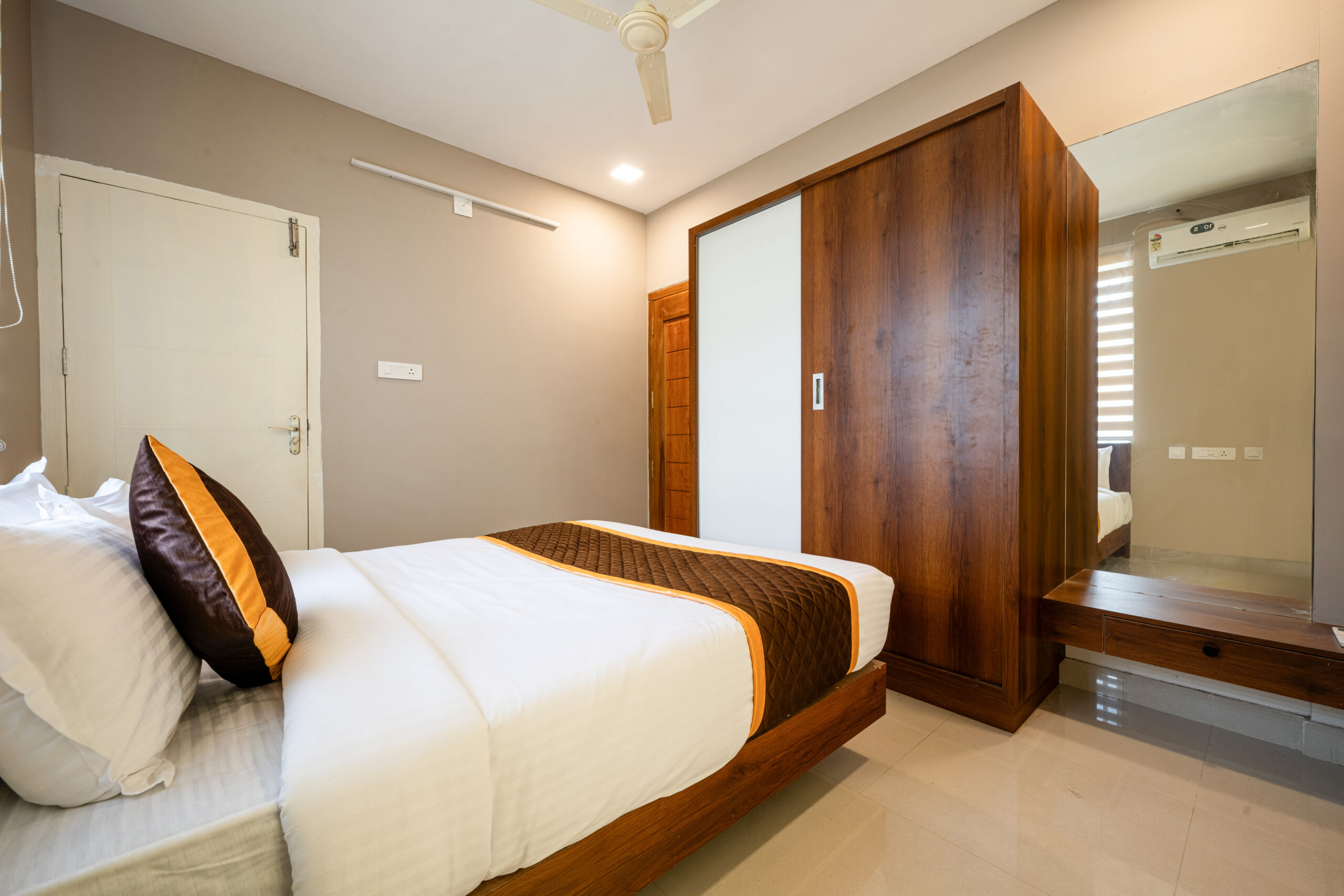 DAAN TEMPLE INN085